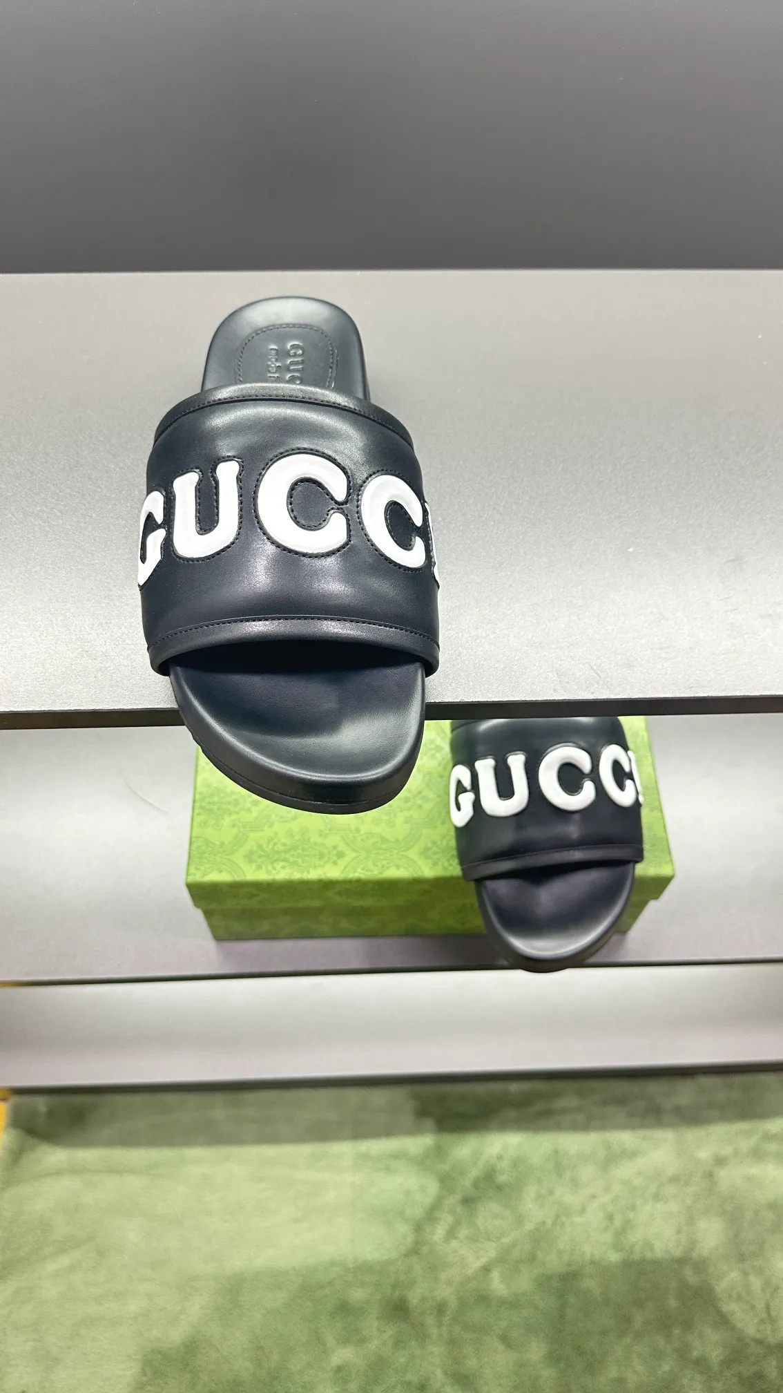 [G Family Couple Style] P: 320💰Female size 36~40 Men's size 39~45, (46. Custom-made GG slippers for men and women. This slipper is made of GG polyester fiber and is decorated with a Gucci label on the front, which adds a striking logo feel to the style. Beige GG recycled polyester fiber, same size for men and women, leather trim